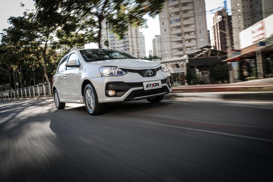  Toyota Etios Hatchback 2016 года  (LA) (фото 8 из 16)